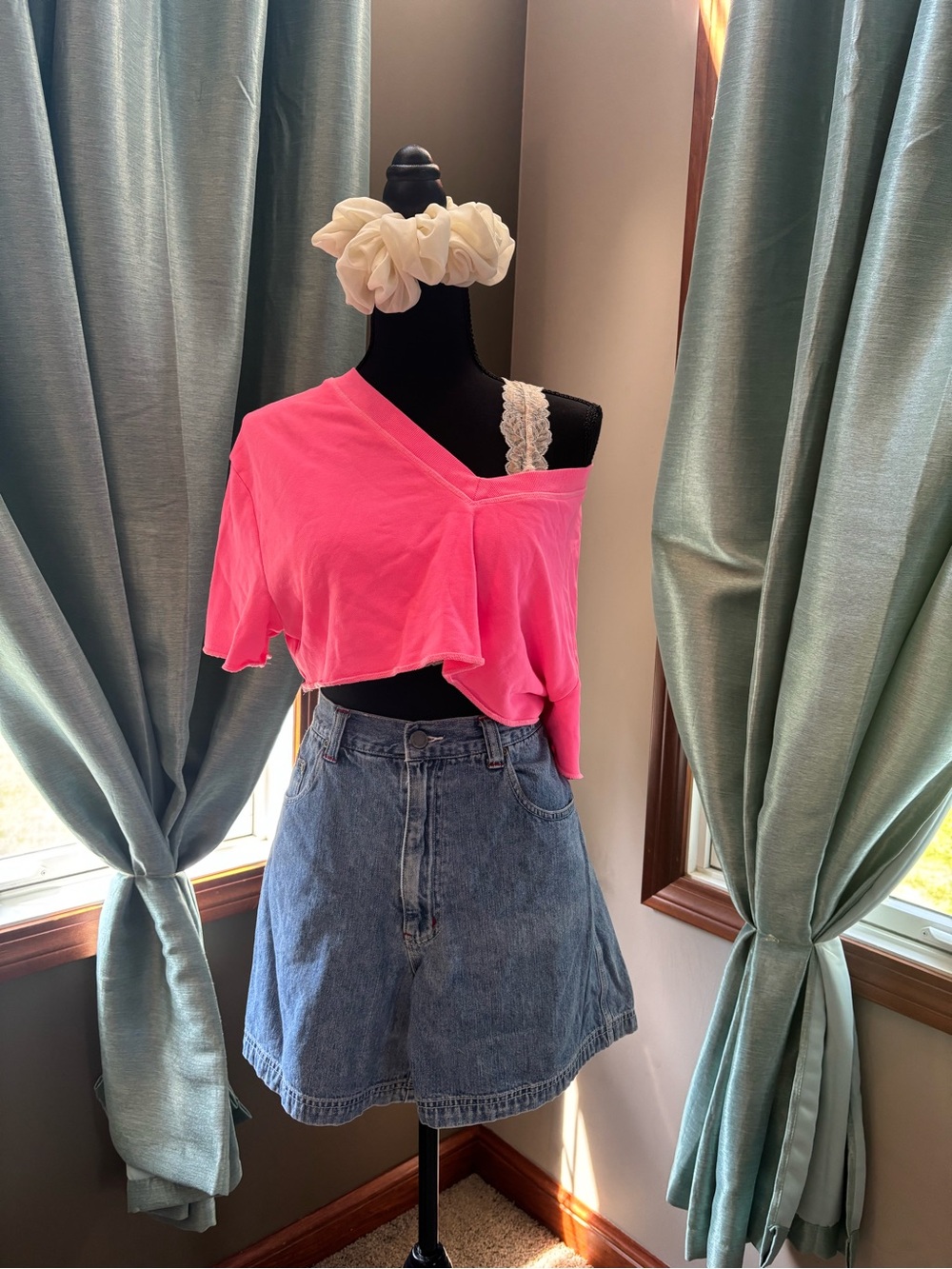 Out From Under Neon Pink Cropped V-Neck Sweatshirt Top Size Small - Picture 3 of 8